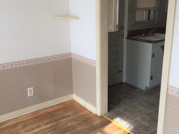 4th image of 1300 Wolflin Ave