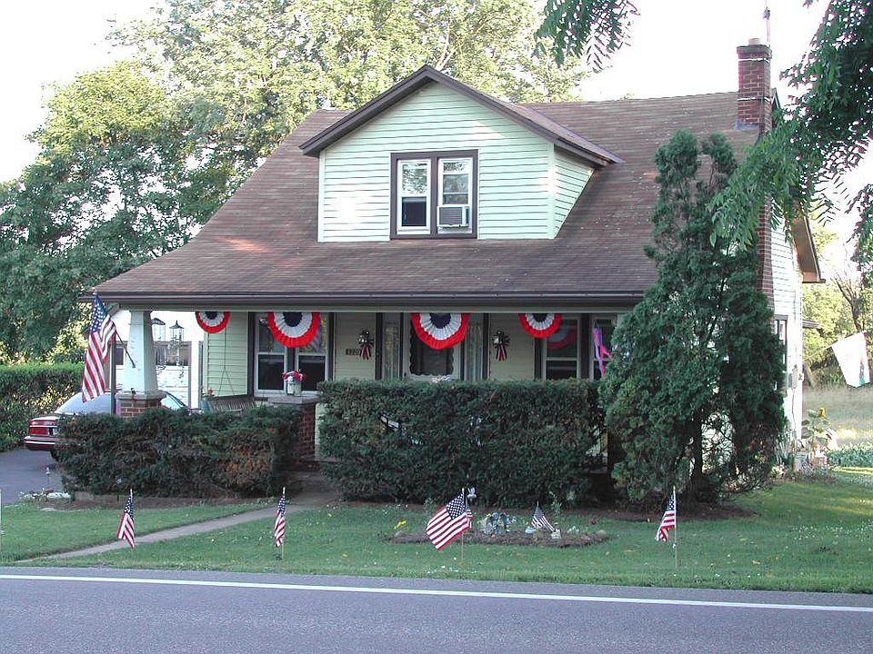 2nd image of 1220 Turnpike Rd