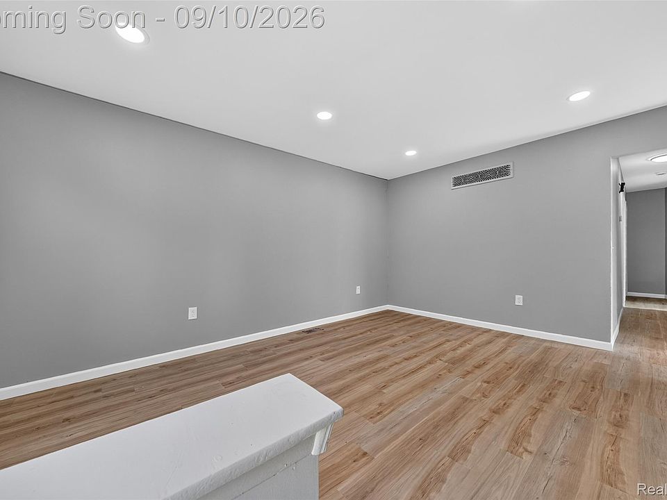 24935 Trombley St, photo 7