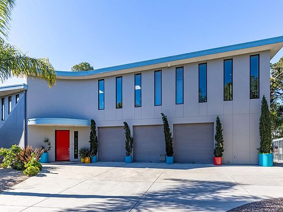 4th image of 375 Lupin Dr