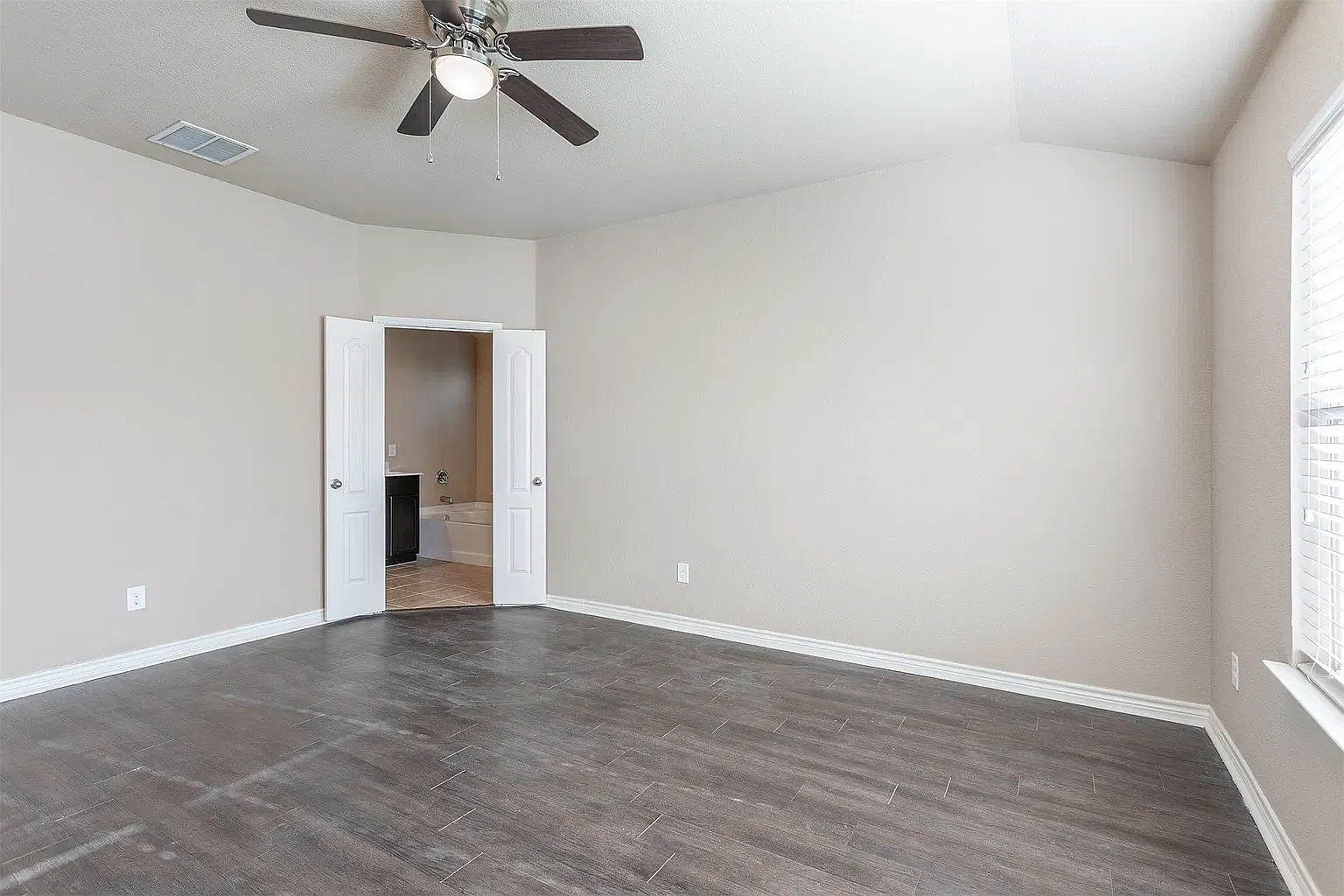 4 bed, 2018 sqft, $2,313 — Photo 2