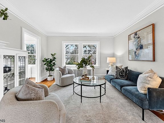 3rd image of 170 Christopher St