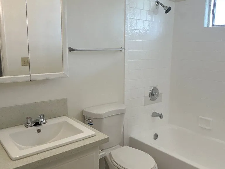611 N Alhambra Ave — Photo 10