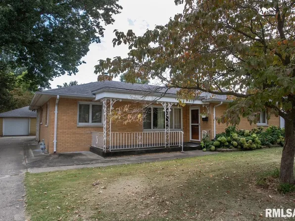 512 W Poplar St, Taylorville, IL 62568