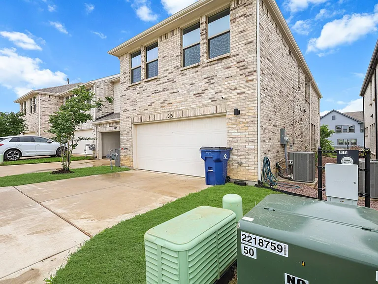 1013 Carnation Dr — Photo 35