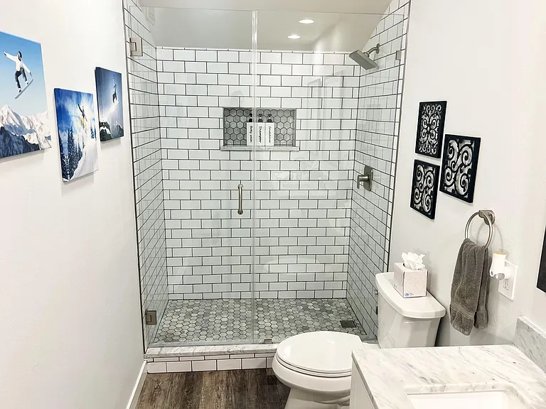 Bathroom 2 (2nd floor)