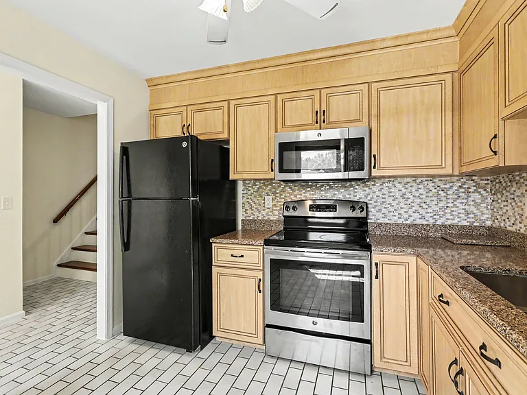 933 E Maple St — Photo 8