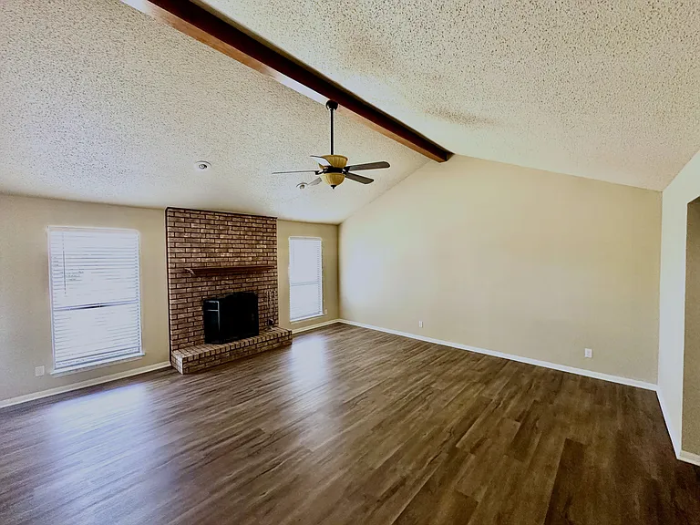 2211 Stagecoach Trl — Photo 5