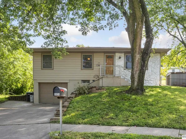8804 Spaulding Cir, Omaha, NE 68134