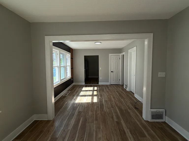 3704 E 35th St — Photo 3
