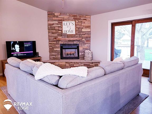 5th image of 3755 Woodland Dr