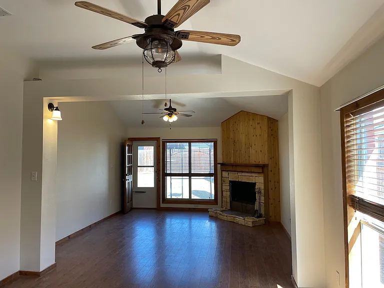 1035 Port Sullivan Dr — Photo 2