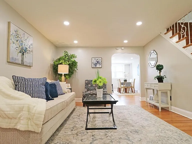 227.1 Gramercy Dr — Photo 3