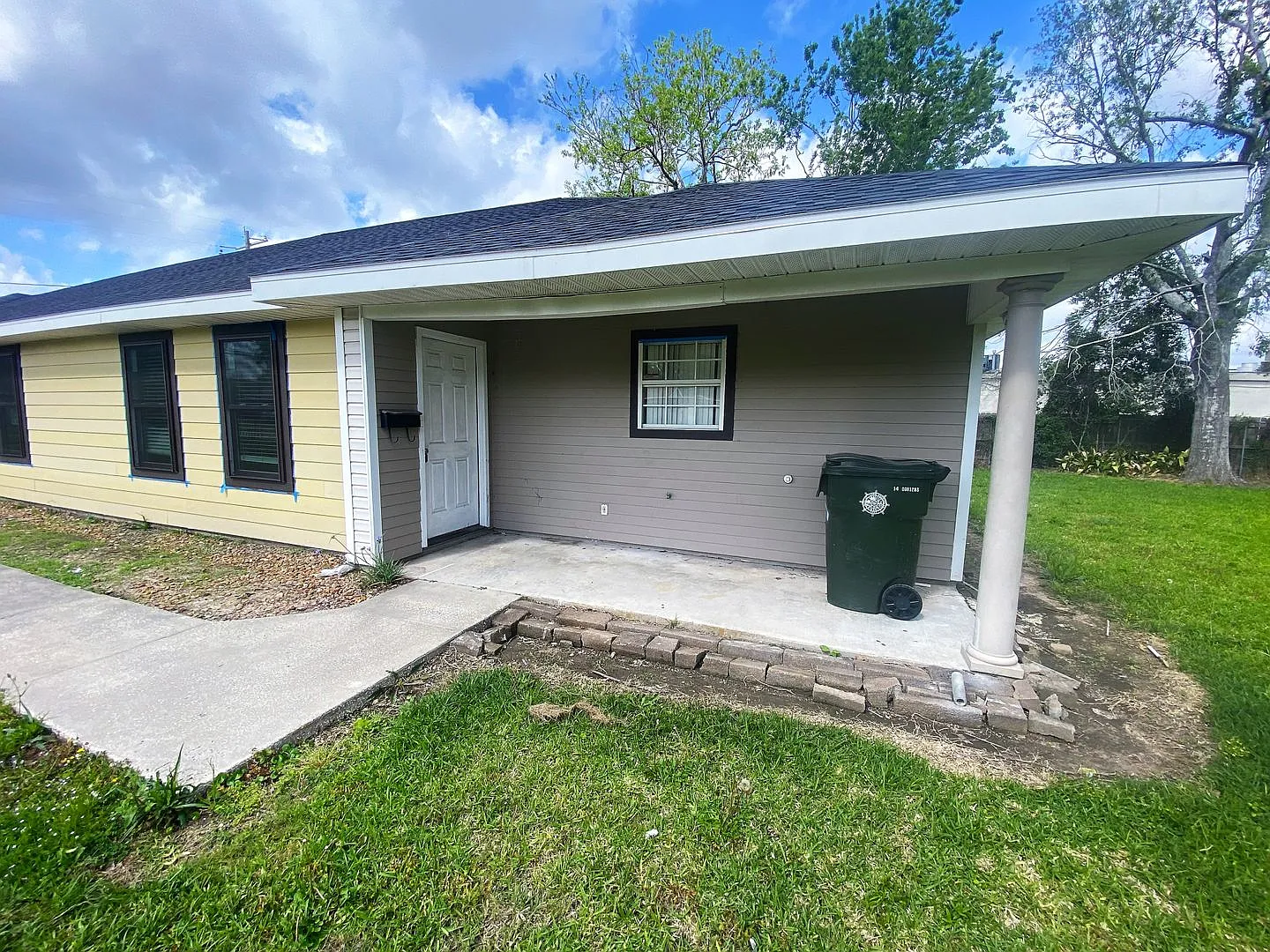 3-Bedroom Duplex Near McNeese State University — Photo 1