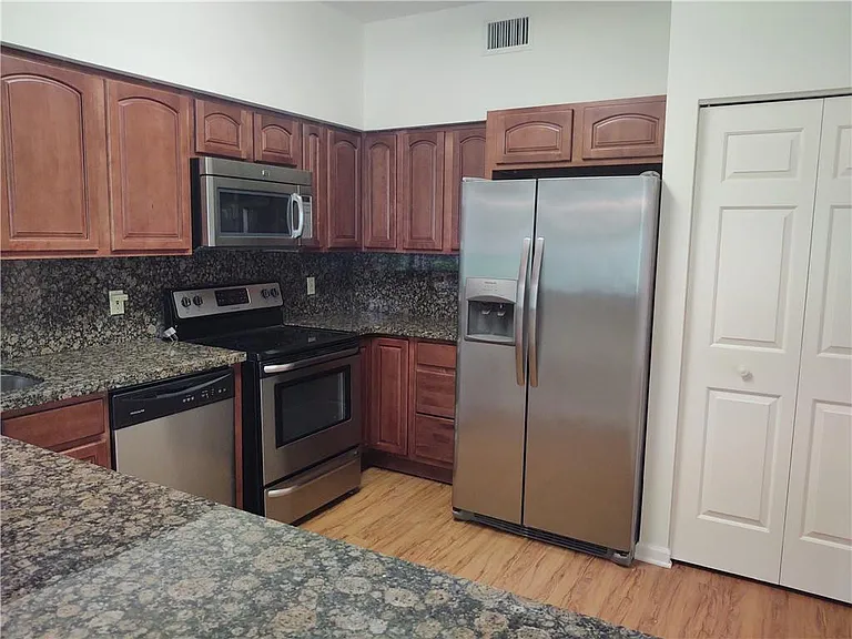 5801 Coach House Cir #B — Photo 11