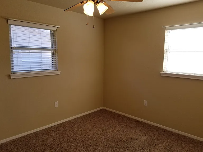 913 W Yucca Ave — Photo 11