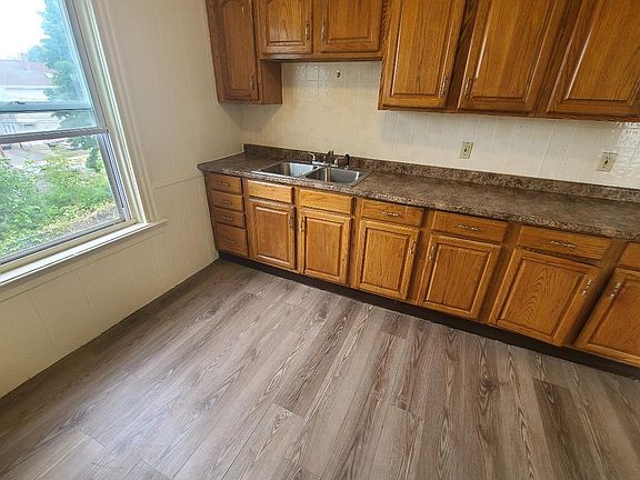 4th image of 131 Illinois St Floor 1