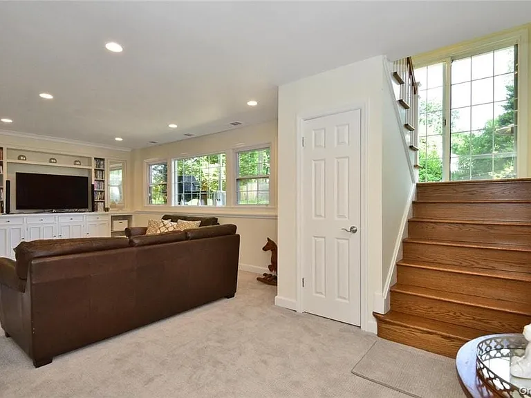 9 Franklin Ave — Photo 25