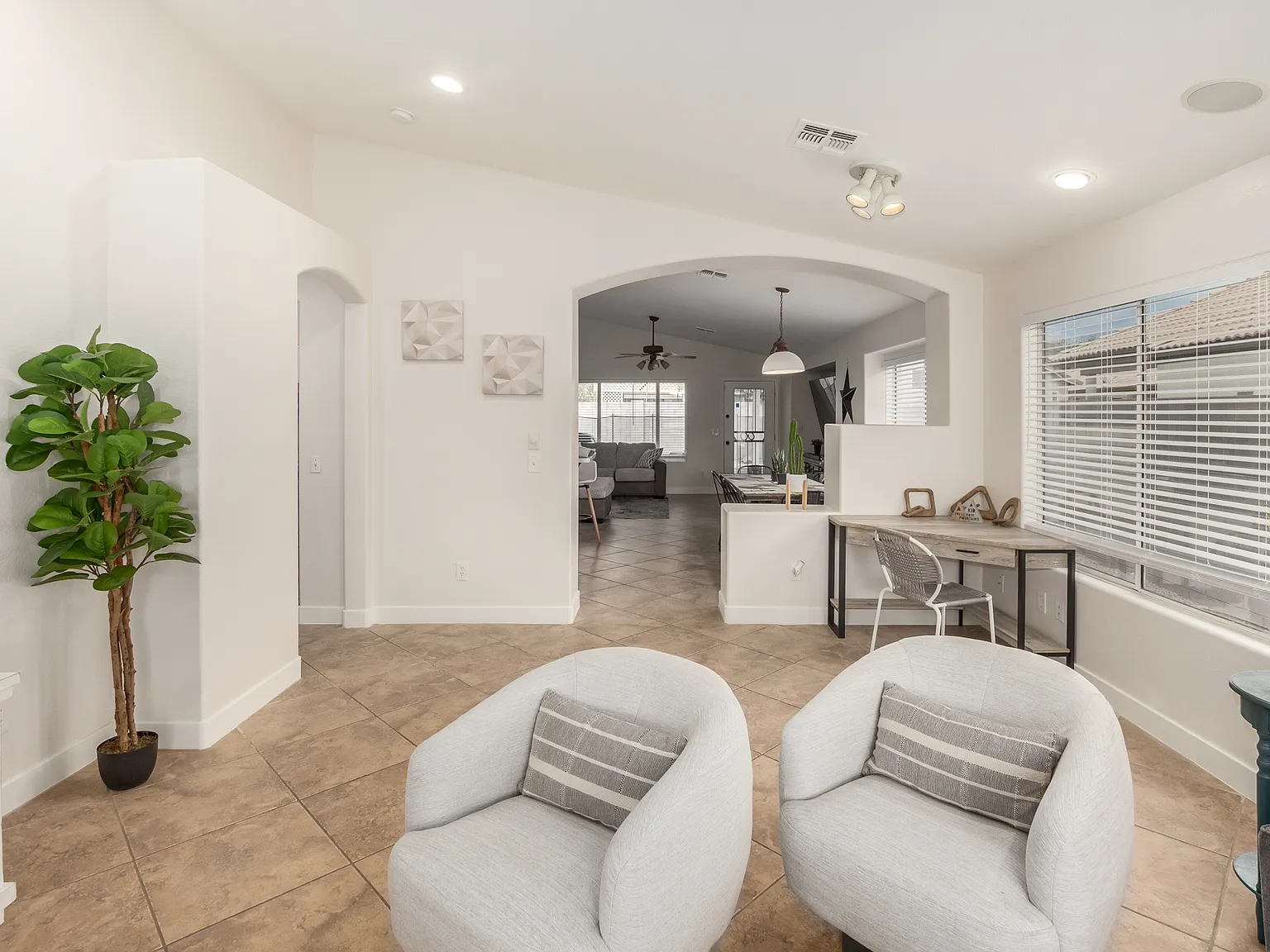 4050 E Orion St — Photo 3