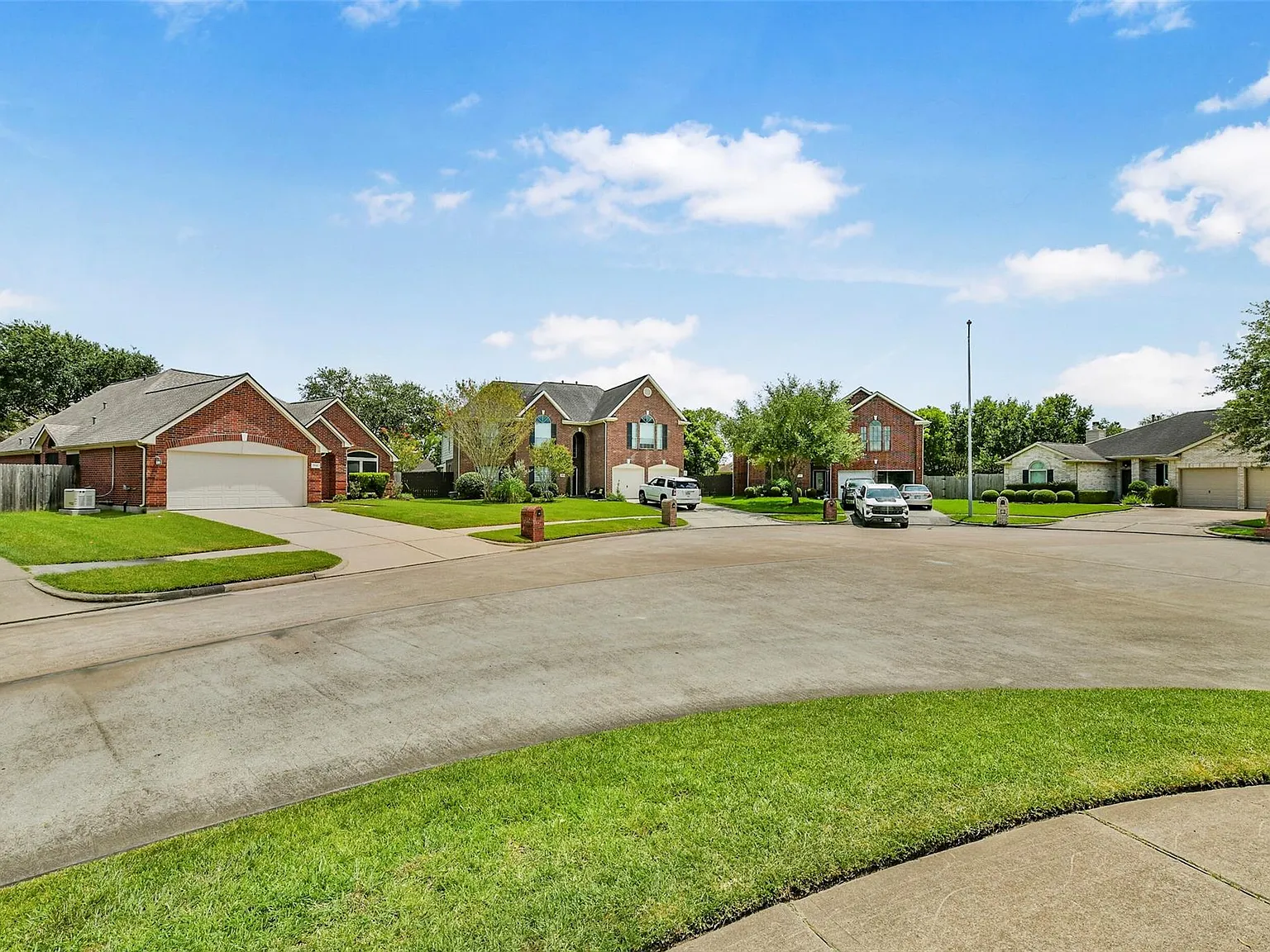3 bed, 2.0 bath, 1956 sqft, $2,350 — Photo 3