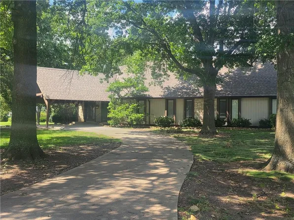 11460 W 155th Ter, Overland Park, KS 66221