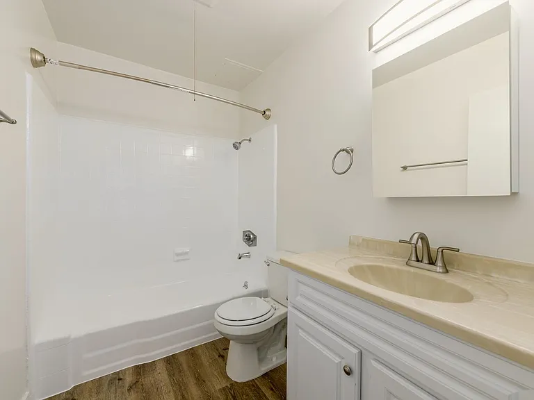 1521 E Windsor Rd — Photo 9