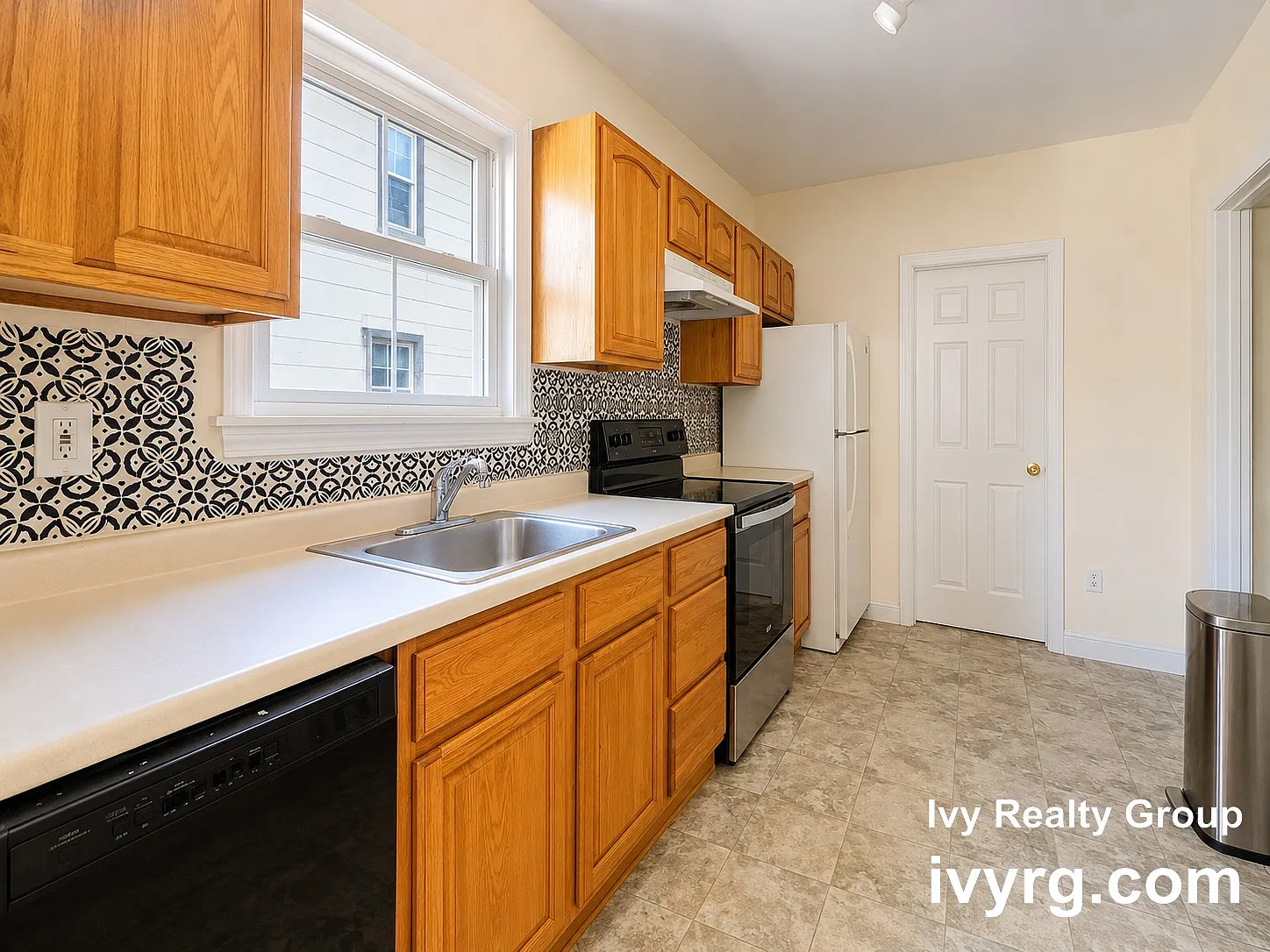 3 bed, 1.5 bath, 1181 sqft, $3,600 — Photo 2
