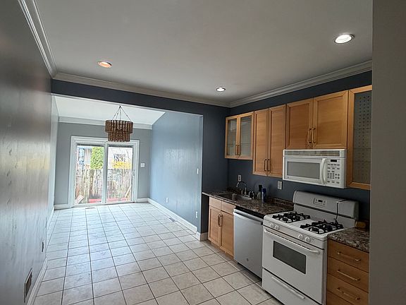 3rd image of 350 1/2 Lamont Pl
