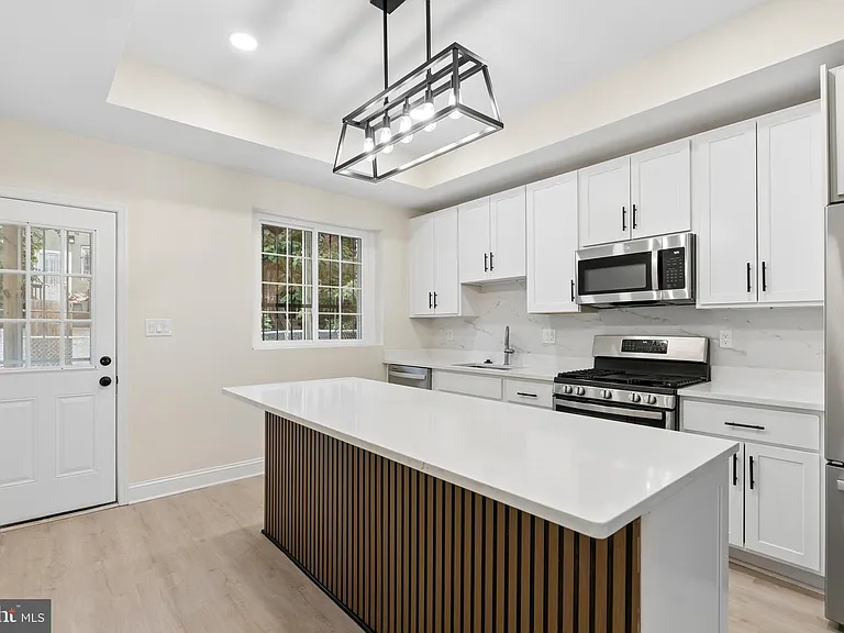 2416 E Hoffman St — Photo 4