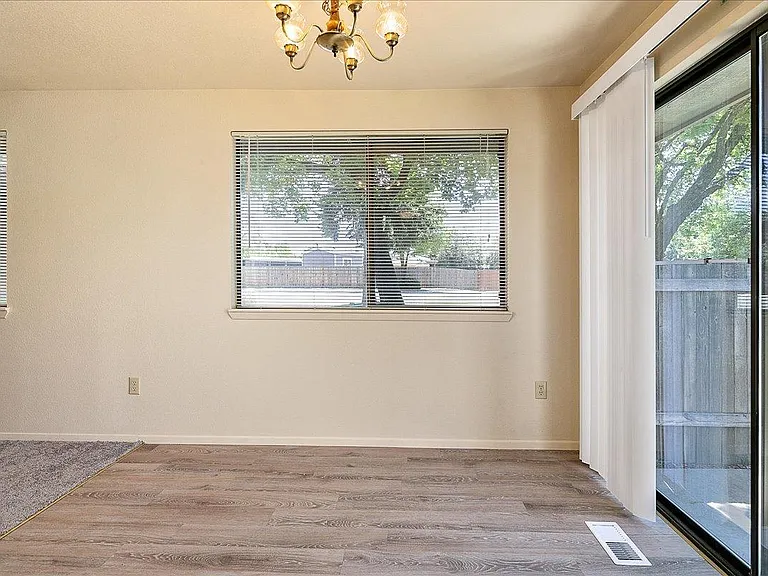2304 W Canal St — Photo 15