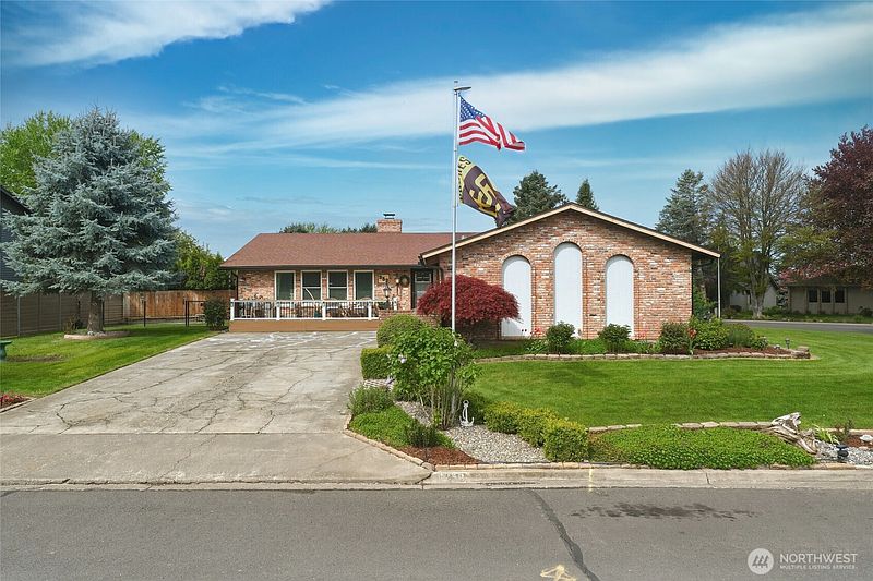 3rd image of 353 SE Highland Park Drive