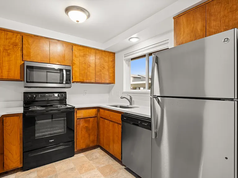 Talent Parkside Apartments — Photo 36