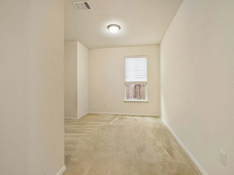 907 Solitude Dr — Photo 6