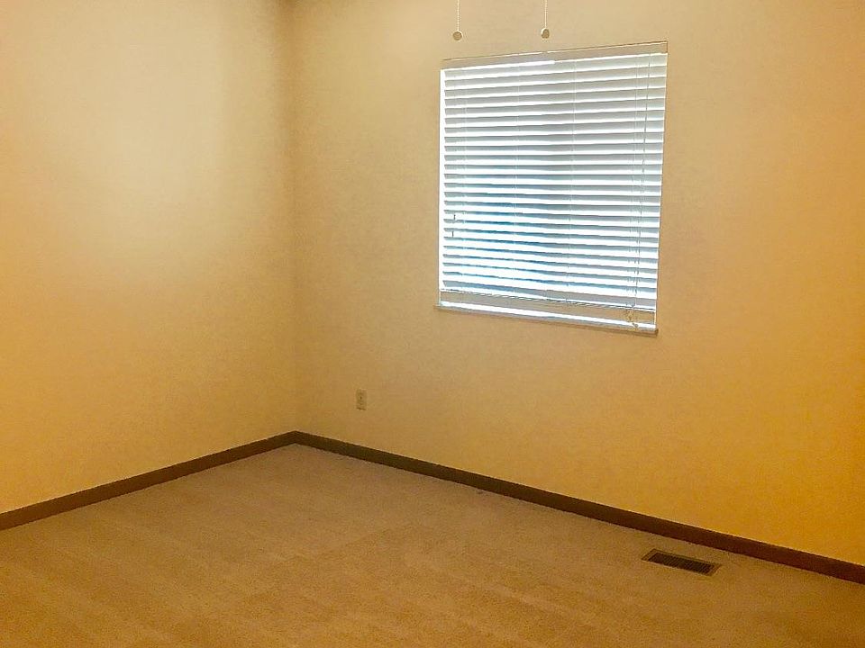 1st image of 300 Oak Creek Ct