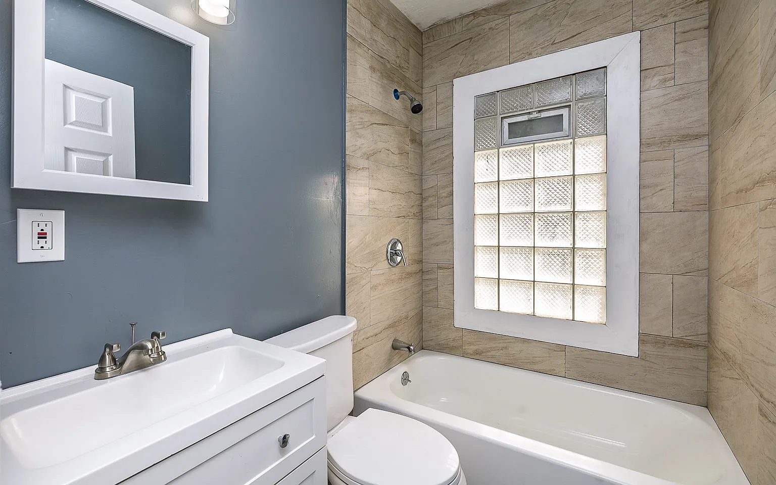 3924 East 123rd Street, Unit Unit B (Upstairs) — Photo 3