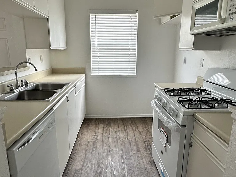 800 S Magnolia Ave #12 — Photo 2