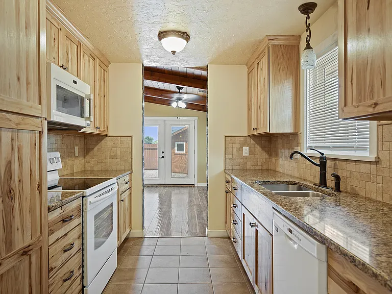 1228 W 11th St — Photo 35