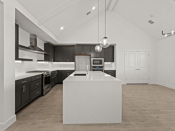 Kitchen with quartz island