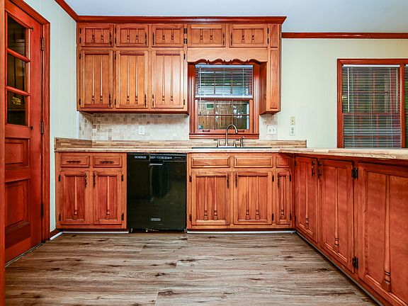 5th image of 2595 Emerald Dr