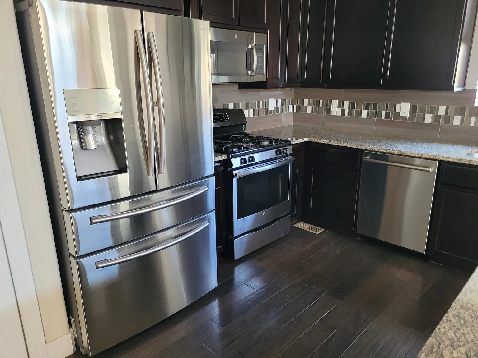 3 bed, 2.5 bath, 1984 sqft, $3,100 — Photo 4