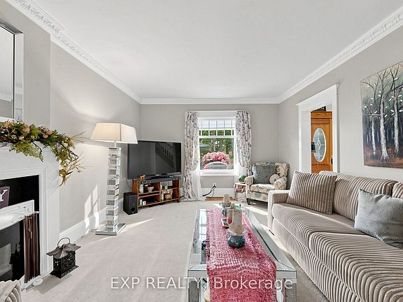 5th image of 28 Simcoe St