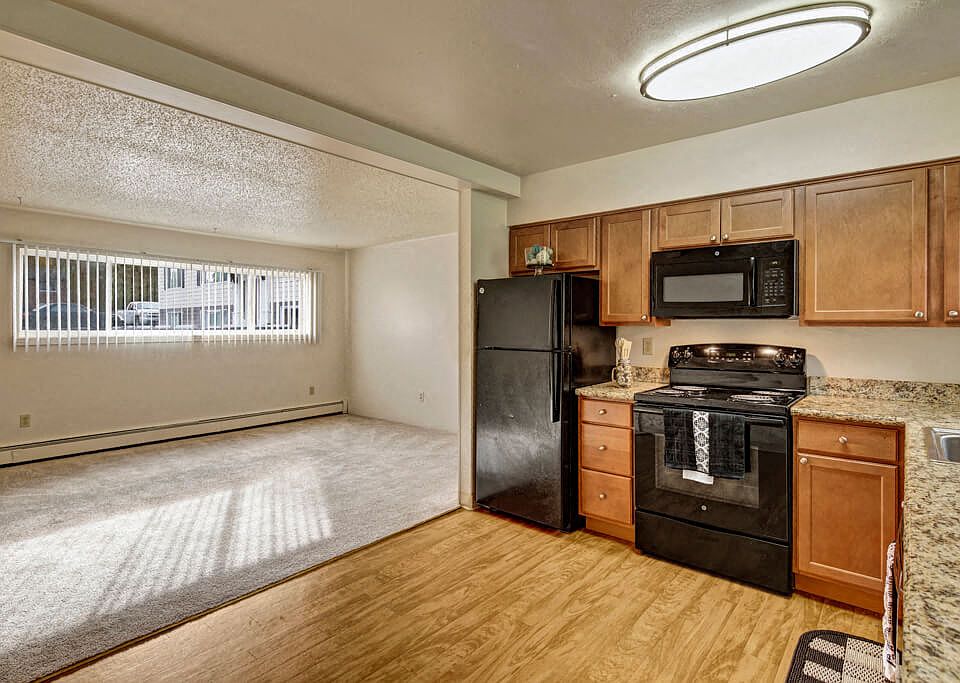 Montclair Apartments - Kitchen