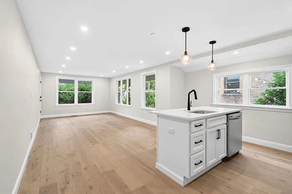 6 bed, 4.5 bath, 2100 sqft, $6,000 — Photo 3