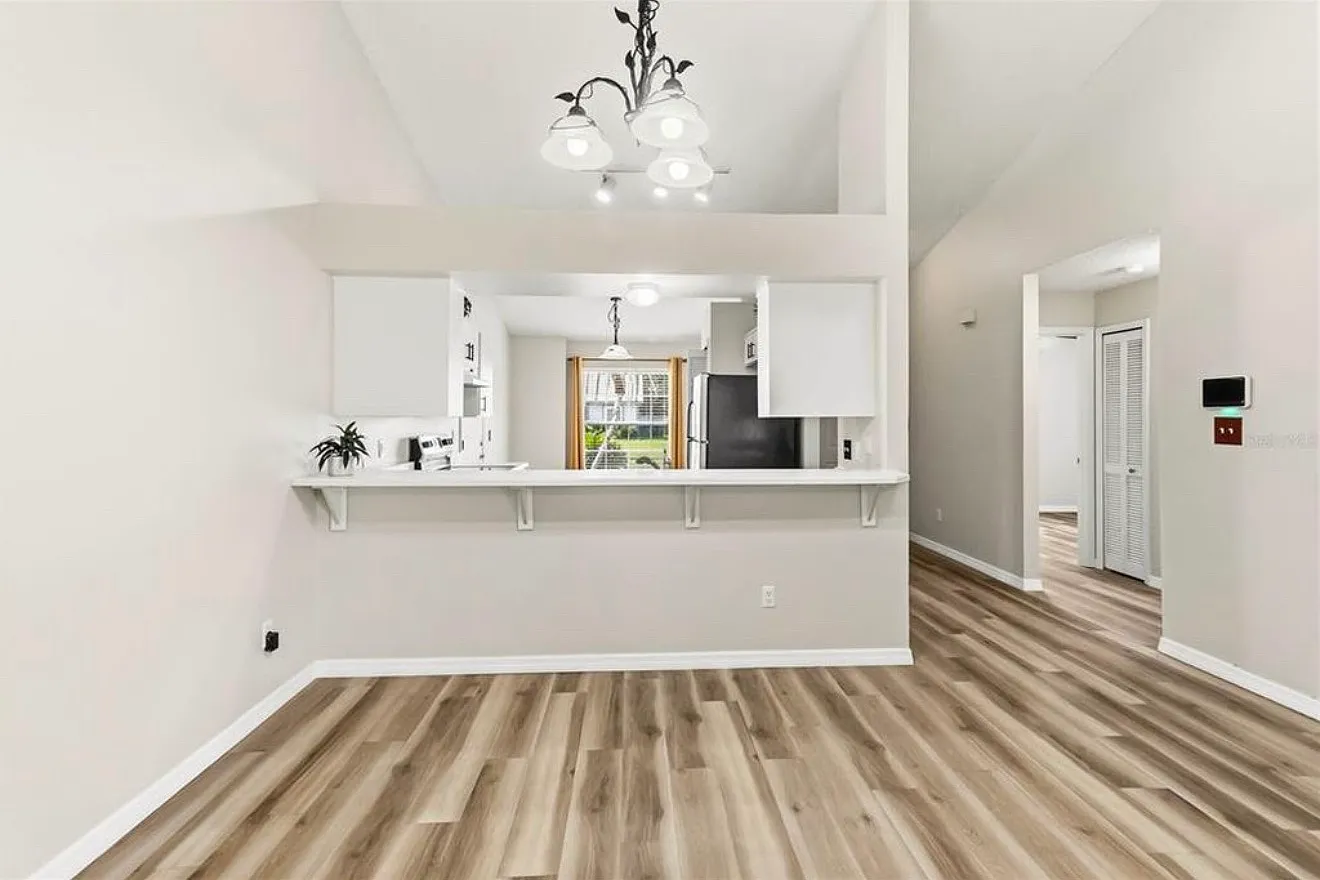 3 bed, 1358 sqft, $2,100 — Photo 2