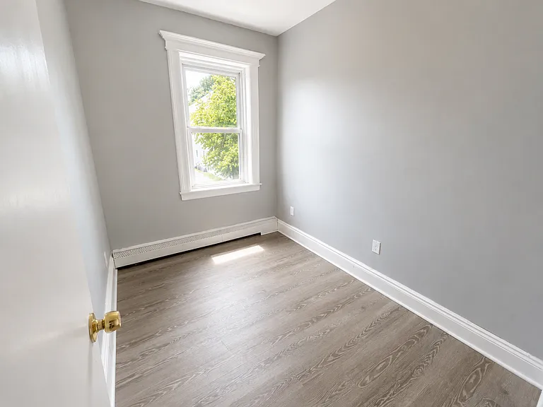 70 Eaton Pl #4B — Photo 2