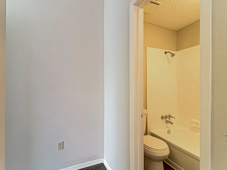 2917 Highlawn Ter — Photo 12