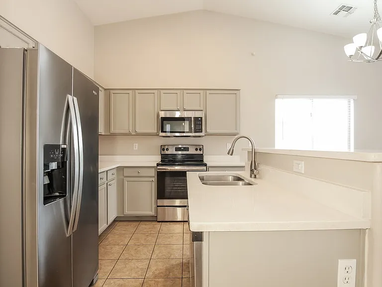 6622 S 23rd Ave — Photo 5