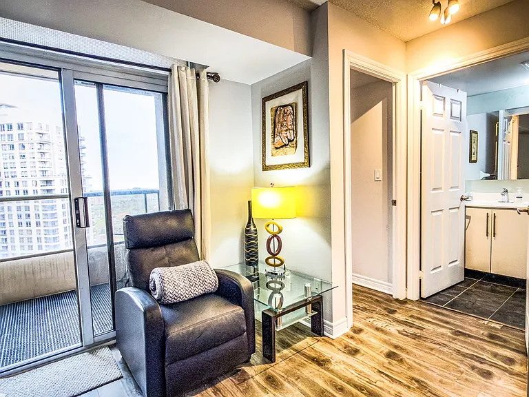 310 Burnhamthorpe Rd W — Photo 9