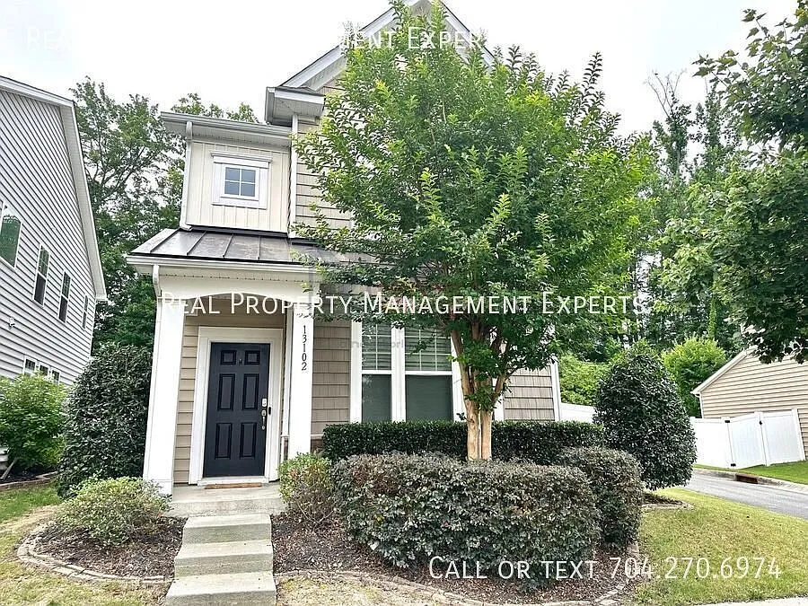 Beautiful 4BR/2.5BA 2 Story House in Huntersville! — Photo 3