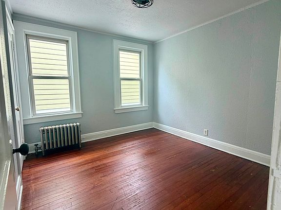 5th image of 122 Hillcrest Ave #1